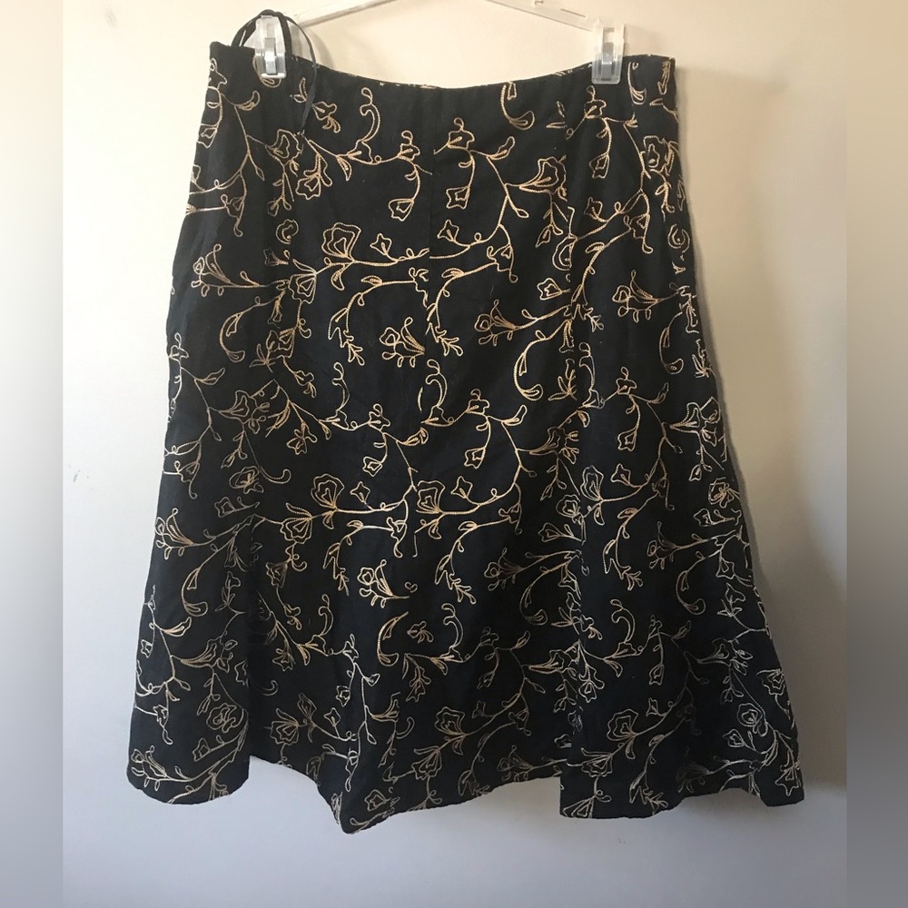 Jones New York - Black Ladies’ Skirt with Copper Coloured Emboidery - Size 10